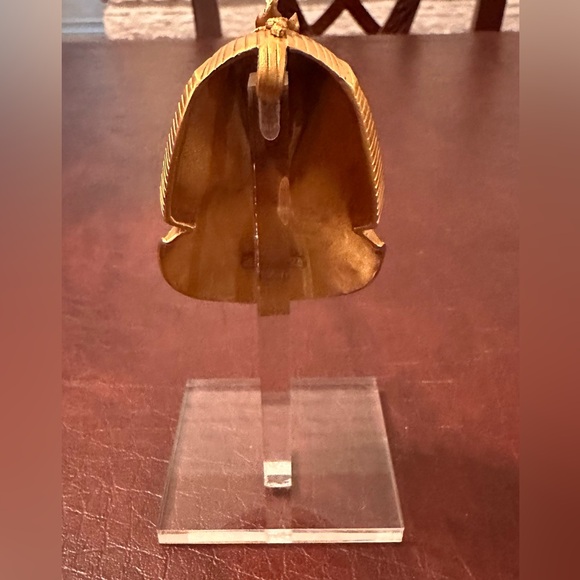 Gold plated King Tut mask pendant on plexiglass stand, 1976, Vintage - Picture 5 of 7